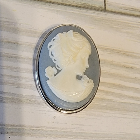 J2 Vintage Trifari Cameo Brooch - Picture 3 of 3